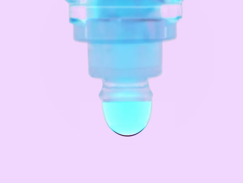 麻酔の点眼をする